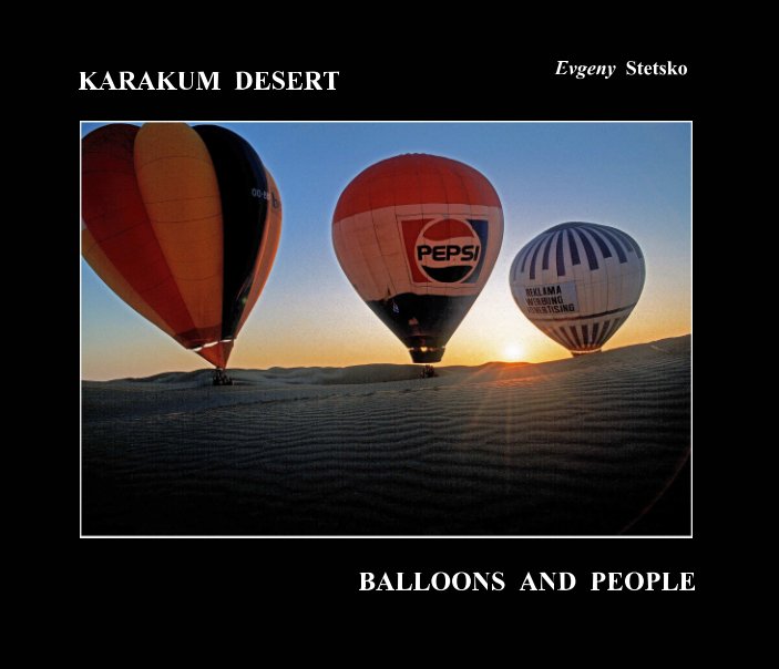 Bekijk Karakum desert. Balloons and people op Evgeny Stetsko