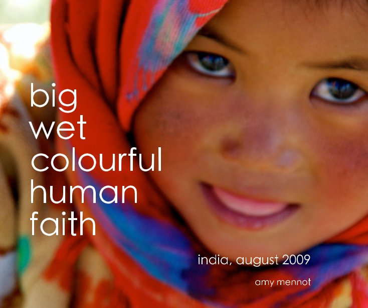 Visualizza india: big wet colourful human faith di amy mennot