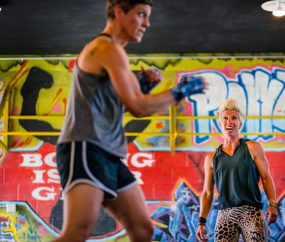 Bekijk Boxing Is For Girls op Andrew Riley