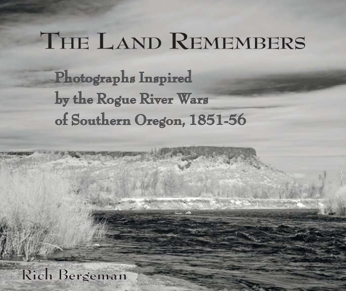 Ver The Land Remembers: Photographs Inspired by the Rogue River Wars (SB2ed) por Rich Bergeman