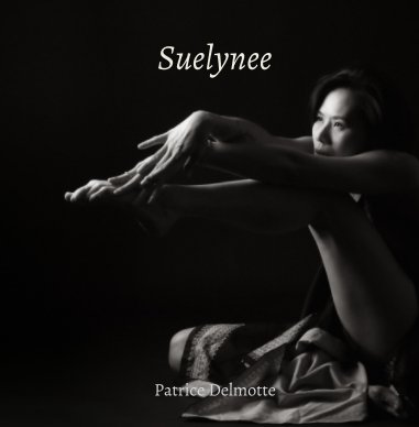 SUELYNEE - Fine Art Photo Collection - 30x30 cm - I look at a nude. There are myriads of tiny tints. book cover