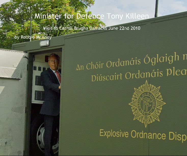 Ver Minister for Defence Tony Killeen por Robbie McAney