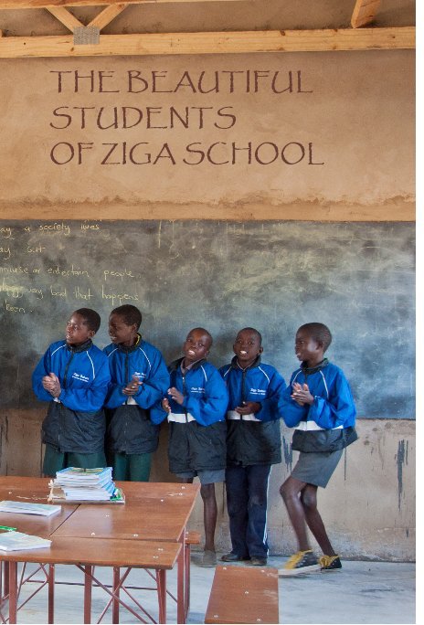 Ver THE BEAUTIFUL STUDENTS OF ZIGA SCHOOL por Robin Allen