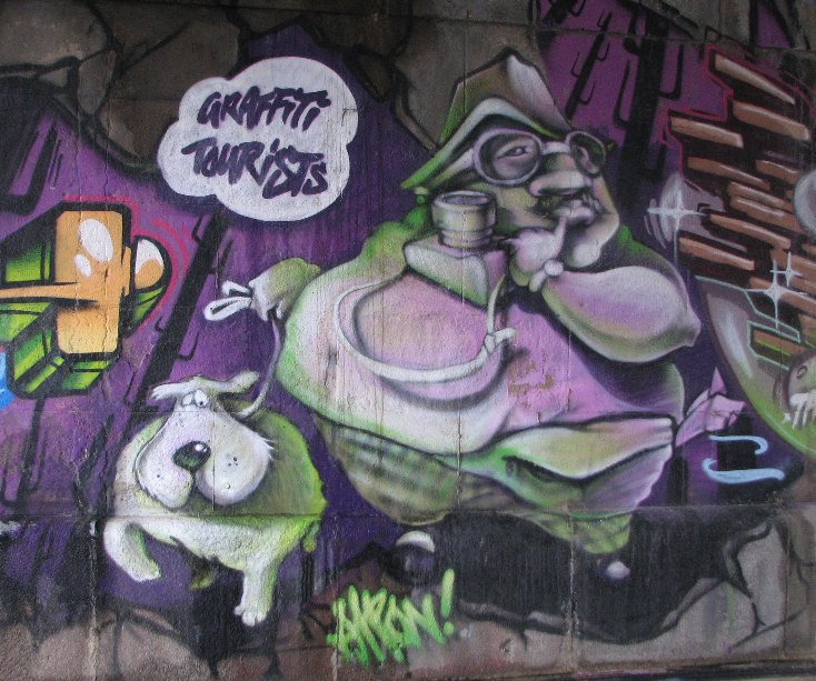 Bekijk graffiti tourist op Caitlin Blank