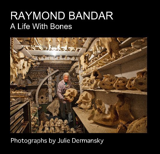 Visualizza RAYMOND BANDAR A Life With Bones di Julie Dermansky