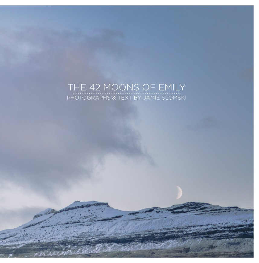 Visualizza THE 42 MOONS OF EMILY di Jamie Slomski